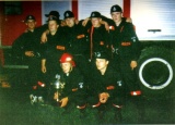 Żurowa 2001 r. - po zawodach strażackich w Ołpinach. ZWYCIĘSKA DRUŻYNA OSP ŻUROWA Z PUCHAREM